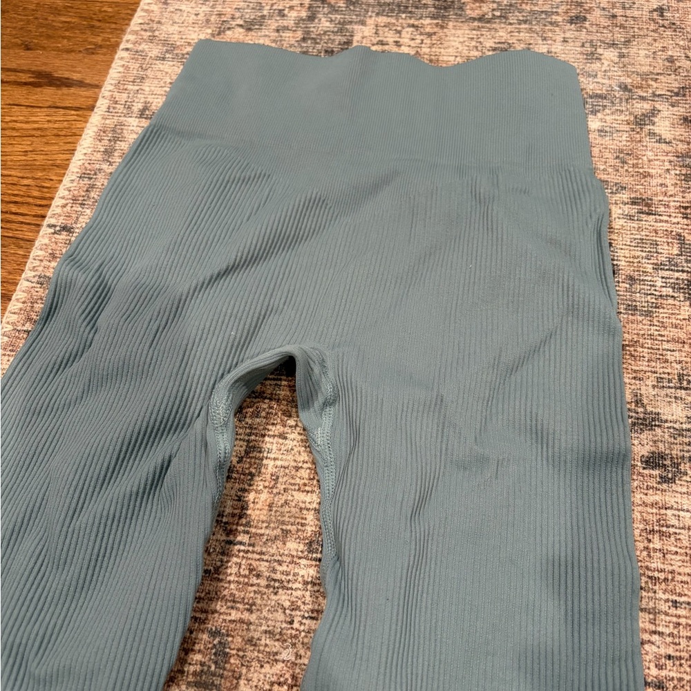 High-Waisted Ribbed Leggings - Picture 2 of 2